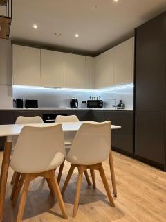 Premium 2BR Apt in City Centre, Deluxe Retreat - 1