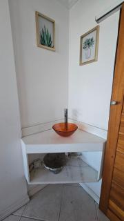 Quarto Plutão - banheiro privativo e ar condicionado - 1