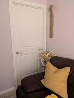 The Love Love Stay - Bsmt Suite - 2