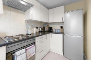 Modern 2 Bed Apartment with Parking in Broadlands Court - 8