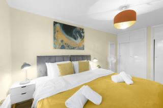 Modern 2 Bed Apartment with Parking in Broadlands Court - 2