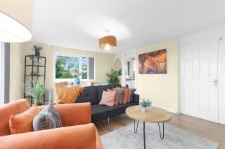 Modern 2 Bed Apartment with Parking in Broadlands Court - 4