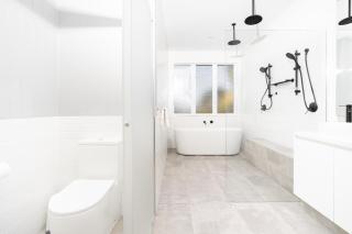 Luxury Burleigh Coastal Getaway - 2