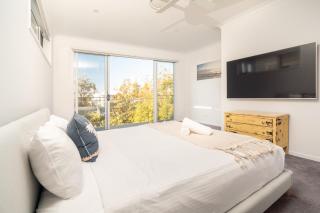 Luxury Burleigh Coastal Getaway - 4