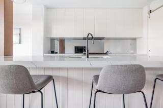 Luxury Burleigh Coastal Getaway - 7