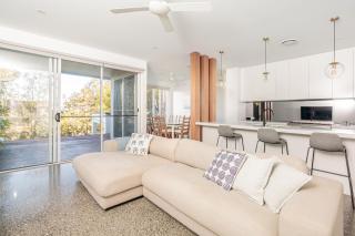 Luxury Burleigh Coastal Getaway - 6