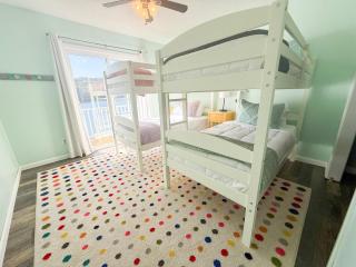 Lakefront Home-3BD25BADockGrillFirepitKayaks - 1