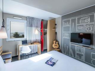 Hotel ibis Porto Gaia - 1