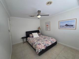 4 bed House next to Lake Richmond close to beach - 3