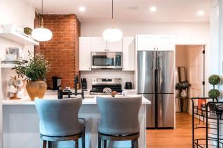 Sunny 2BR Apt with Kitchen & Parking, Near Brown & RISD - 8