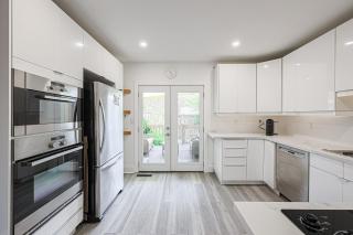 Cozy & Comfy house near Subway - 8