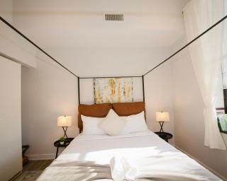 Downtown 3B2B Apt with full kitchen, Sleeps 6,Near PPAC & Dining - 4