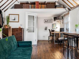 Pass the Keys Cosy Flat historic 1880 coach house North London - 9