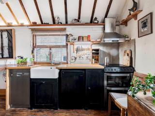 Pass the Keys Cosy Flat historic 1880 coach house North London - 7