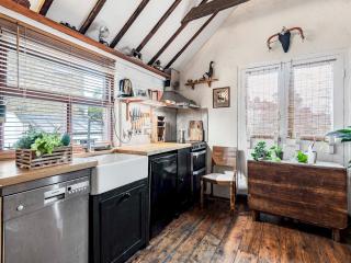 Pass the Keys Cosy Flat historic 1880 coach house North London - 6