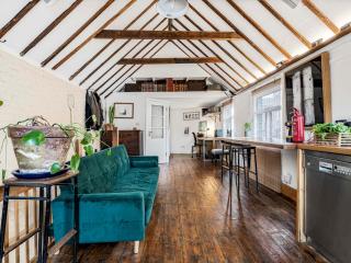 Pass the Keys Cosy Flat historic 1880 coach house North London - 4