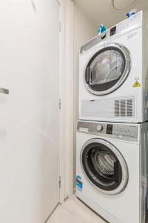 Urban Luxury King Bed Pool Gym Sauna Parking - Melbourne - 6