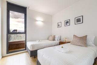 Urban Luxury King Bed Pool Gym Sauna Parking - 7