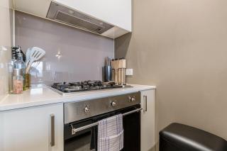 Urban Luxury King Bed Pool Gym Sauna Parking - 9