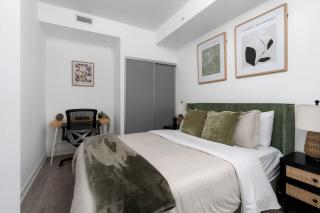 Chic Designer Downtown Condo with 3 Beds - 9