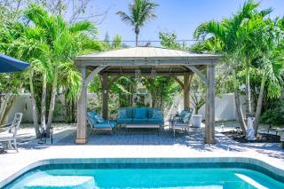 Decked Out - Stunning Home Huge Sunny Resort Style Heated Pool Walk to Pine Ave Beach - 4