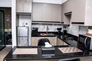 Deebeey Luxury StaysModern, Stylish Apartment - 5