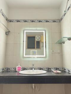 The Maanvik Shores Luxury Home Stay - RK Beach - 5