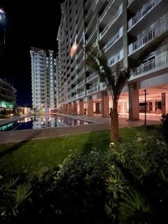 Ezras Place Modern Condo with City views - 7