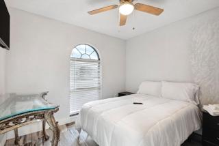 Spacious Palace Style Retreat! - 8