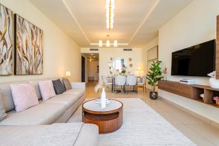 Sun Tower - Amazing Amenities - Elevator drive to Shams Boutik Mall - 1 min walk to the Beach - 5 min to ADGM, Cleveland, Galleria - Heart of Al Reem Island - 4