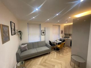 Apt - Sleeps 3 - Parking - Station Close - Balcony - 5