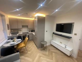 Apt - Sleeps 3 - Parking - Station Close - Balcony - 3