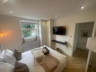 Apt - Sleeps 3 - Parking - Station Close - Balcony - 2