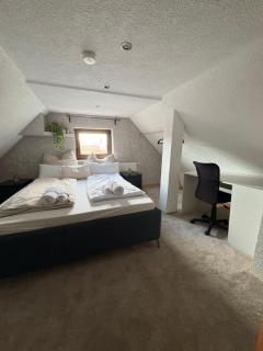 Small House park free at street - 9