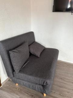 Small House park free at street - 1