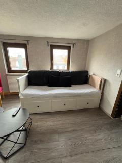 Small House park free at street - 2