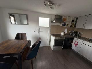 Small House park free at street - 3