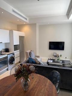 Spacious 1 Bedroom Apartment City Centre - 3