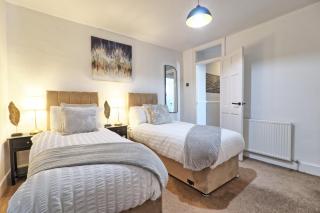 The Opulent Property Project Southend Beach House Sleeps 8 Free Parking x 2 Perfect for Contractors 4 King Beds or 8 Single Beds - 9