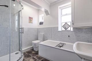 The Opulent Property Project Southend Beach House Sleeps 8 Free Parking x 2 Perfect for Contractors 4 King Beds or 8 Single Beds - 7