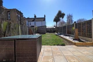 The Opulent Property Project Southend Beach House Sleeps 8 Free Parking x 2 Perfect for Contractors 4 King Beds or 8 Single Beds - 1