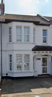 The Opulent Property Project Southend Beach House Sleeps 8 Free Parking x 2 Perfect for Contractors 4 King Beds or 8 Single Beds - 8