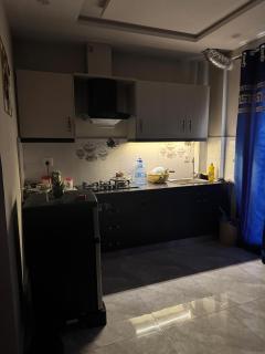 1 Bed apartment sitting area attached kitchen and bathroom with hot n cool AC - 0