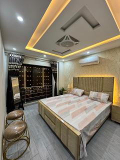 1 Bed apartment sitting area attached kitchen and bathroom with hot n cool AC - 8