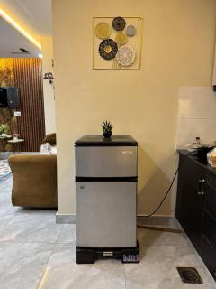 1 Bed apartment sitting area attached kitchen and bathroom with hot n cool AC - 4