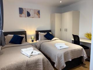Modern and Spacious 3 Bed retreat - Bracknell - 4
