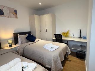 Modern and Spacious 3 Bed retreat - Bracknell - 1