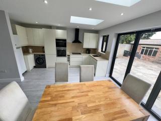 London Luxury Home Stay - Edmonton - 7