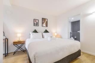 Urban Luxury King Bed Pool Gym Sauna Parking - 5