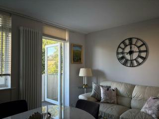 Bright 3BDR Apartment with Balcony in Central Hove - 3